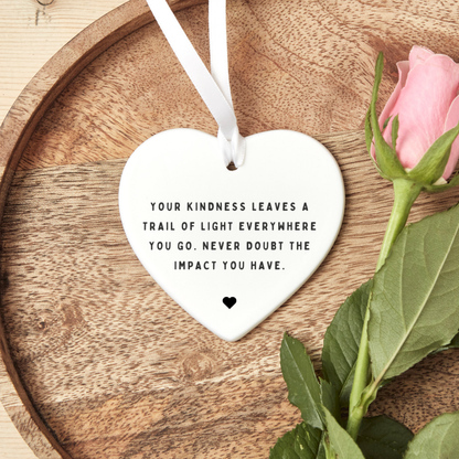 “Heart-shaped ceramic keepsake ornament featuring an inspirational friendship quote in elegant script. A sentimental friend gift symbolising love, gratitude, and connection.”
