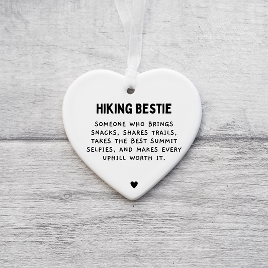 Ceramic heart-shaped keepsake with the phrase ‘Hiking Bestie’ in a stylish font. A thoughtful friendship gift for hiking lovers, perfect as a keepsake or decoration