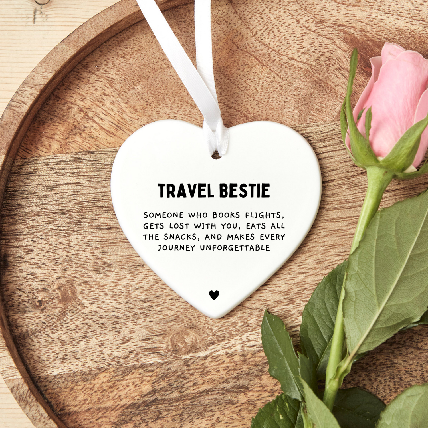 Ceramic heart-shaped keepsake with the phrase ‘Travel Bestie’ in a stylish font. A thoughtful friendship gift for travel lovers, perfect as a keepsake or decoration